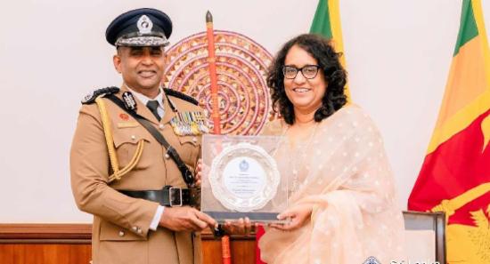 පොලිස්පති ප්‍රියන්ත වීරසූරිය අගමැතිනිය හමුවෙයි..
